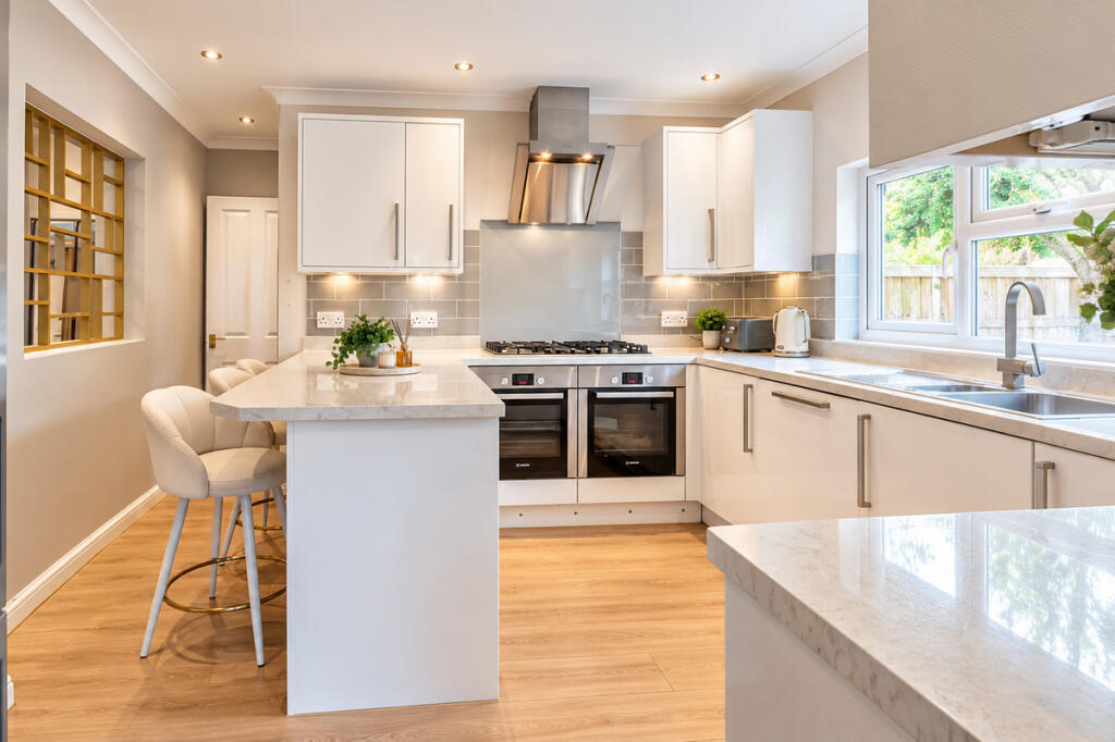 House in Southend-on-Sea - More