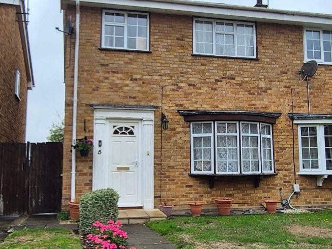 3-bed semi-detached on Fintry Walk, Farnborough, Hampshire, £300,000