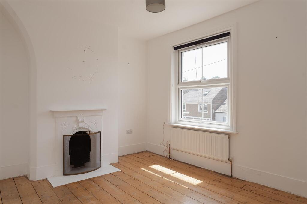 House in Reigate and Banstead, Reffles Bridge, Earlswood - View 5