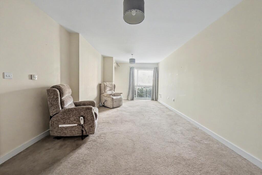 Apartment in Eastleigh, Chandler's Ford - More