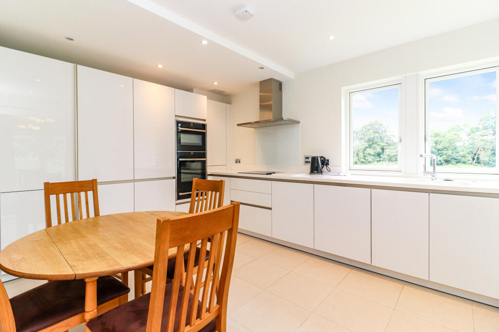 Apartment in Slough - View 5