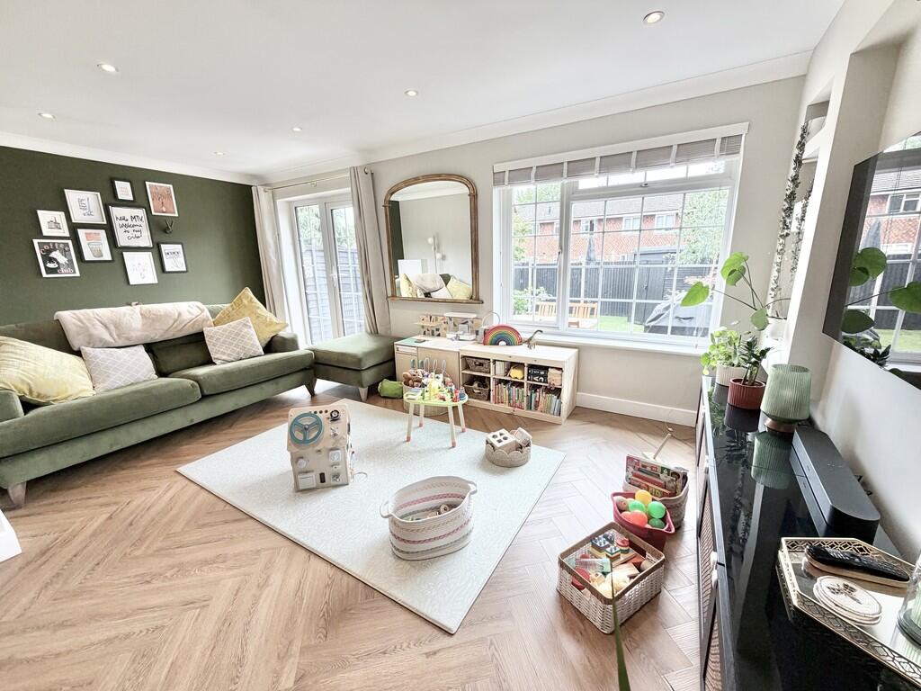 Cotswold Close, Farnborough photo 4