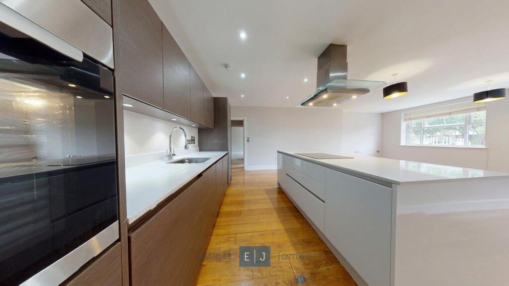 Apartment in Epping Forest, Grange Hill, Chigwell - View 2