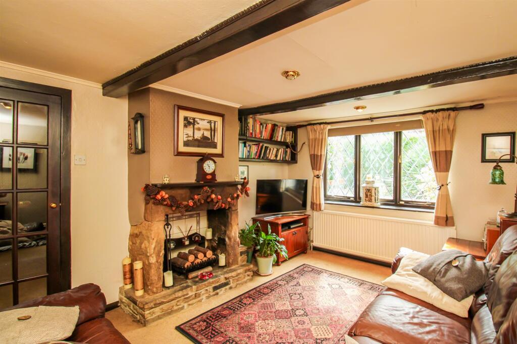 House in Wakefield, Crigglestone - More