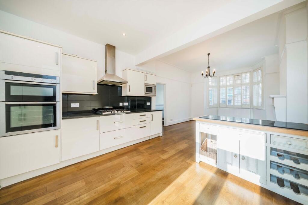 House in London, Royal Borough of Kingston upon Thames - View 3