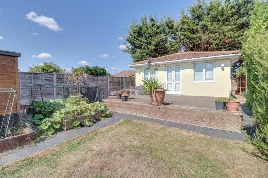 2-bed bungalow on Rettendon Gardens, Wickford, £400,000