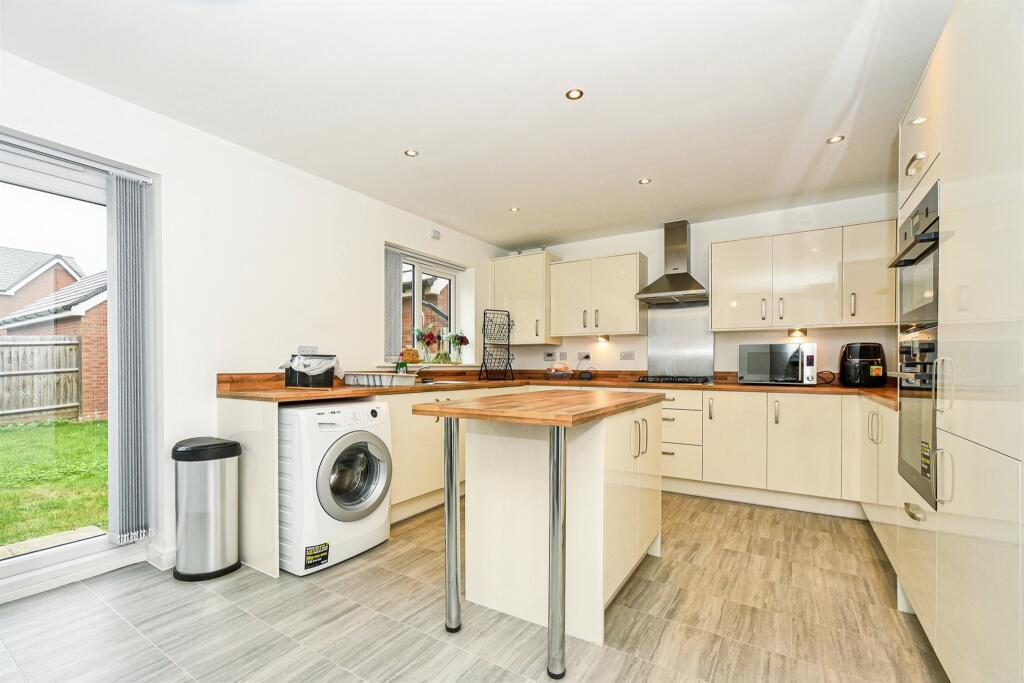 Magdalene Close, South Marston, Swindon photo 3