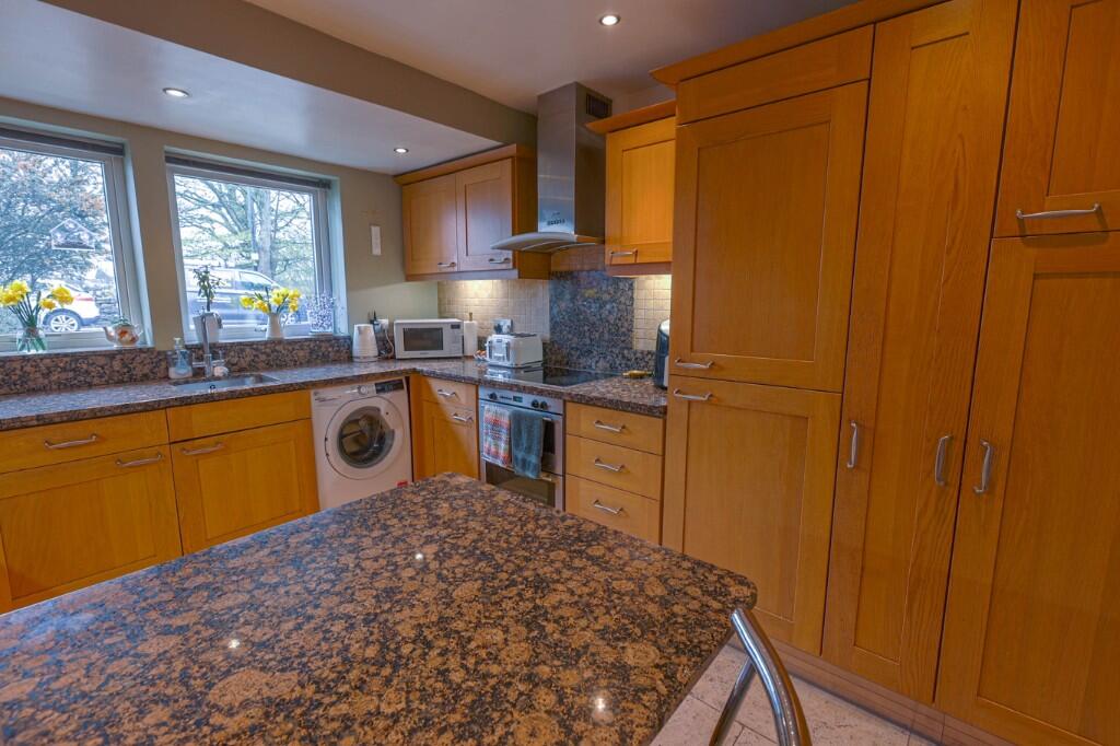 15A, Cemetery Road, Yeadon, LS19 ~ ADJACENT the TARN ~ photo 4
