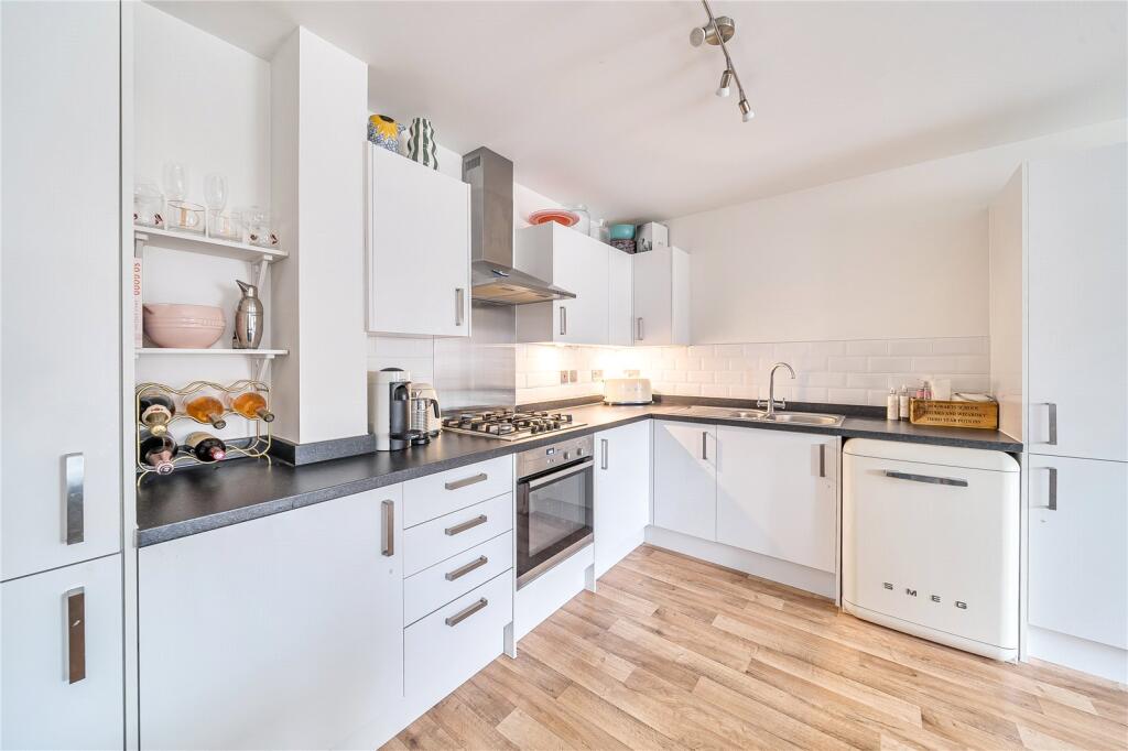 Apartment in Elmbridge, Hersham - View 2
