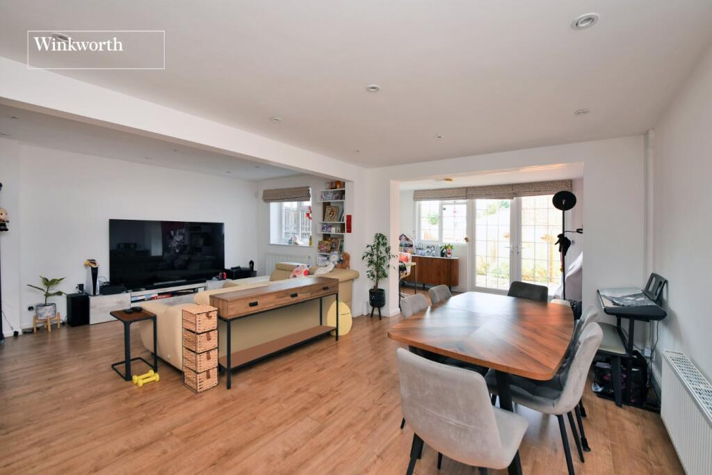 House in Sutton - View 2