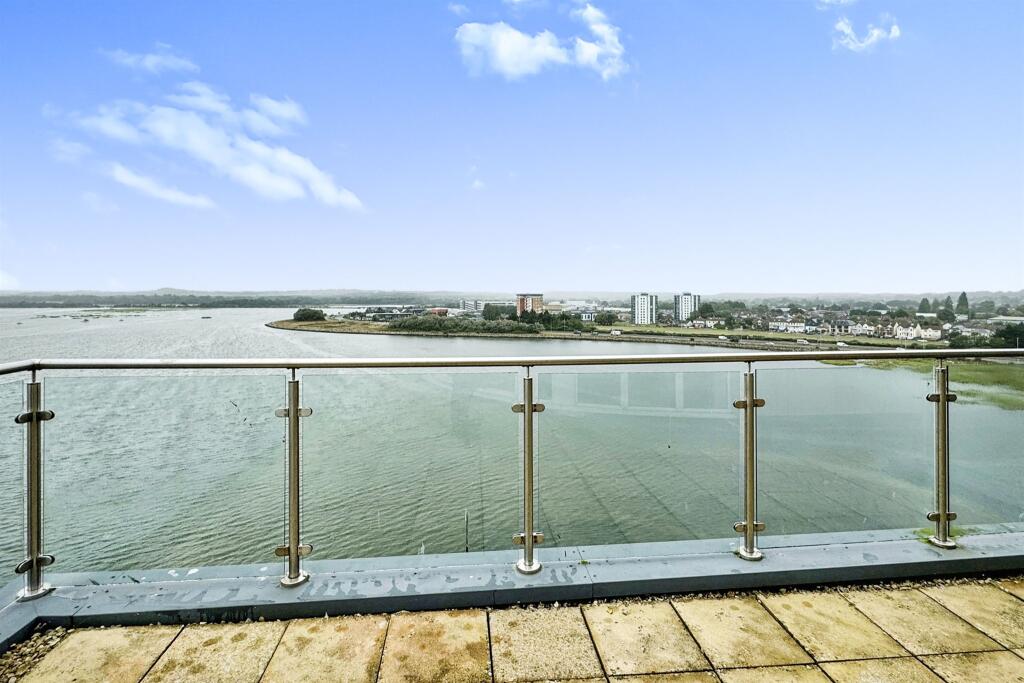 Lifeboat Quay, Poole photo 2