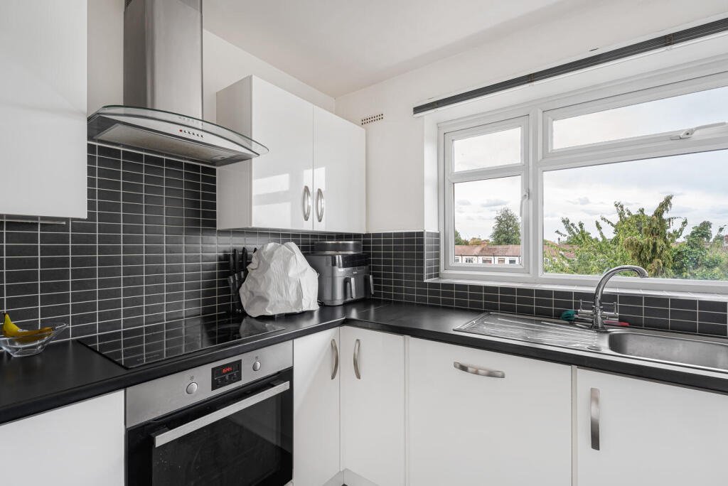 Apartment in London, Enfield Highway, Ponders End - View 2