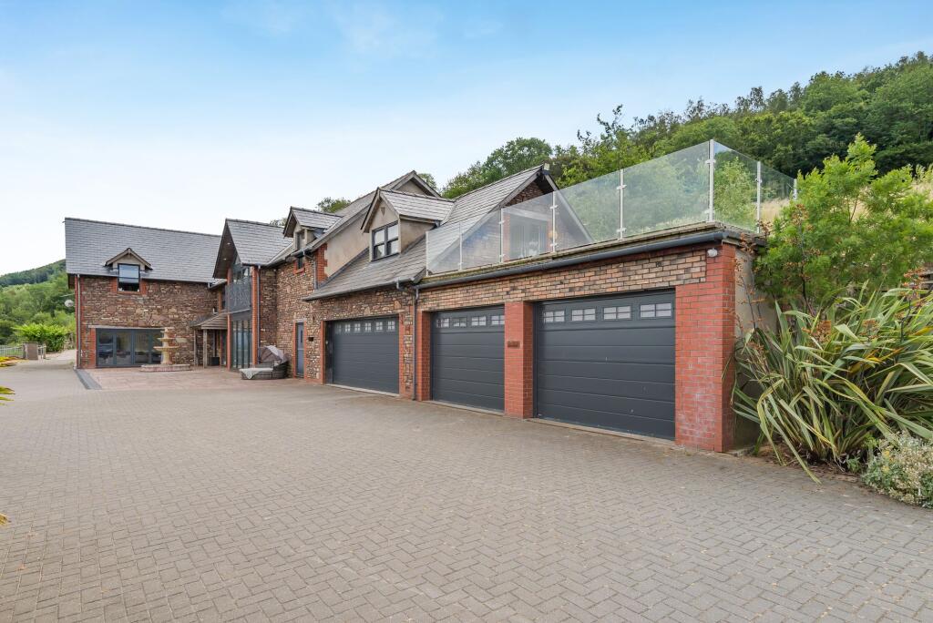 House in Newport - View 5