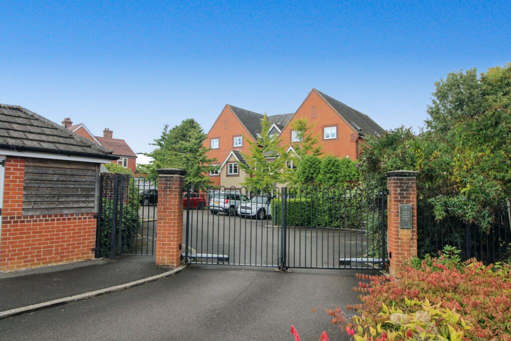 2-bed flat on Enborne Road, Newbury, RG14, £230,000