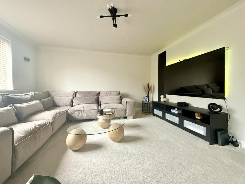 The Causeway, Quedgeley, Gloucester photo 4