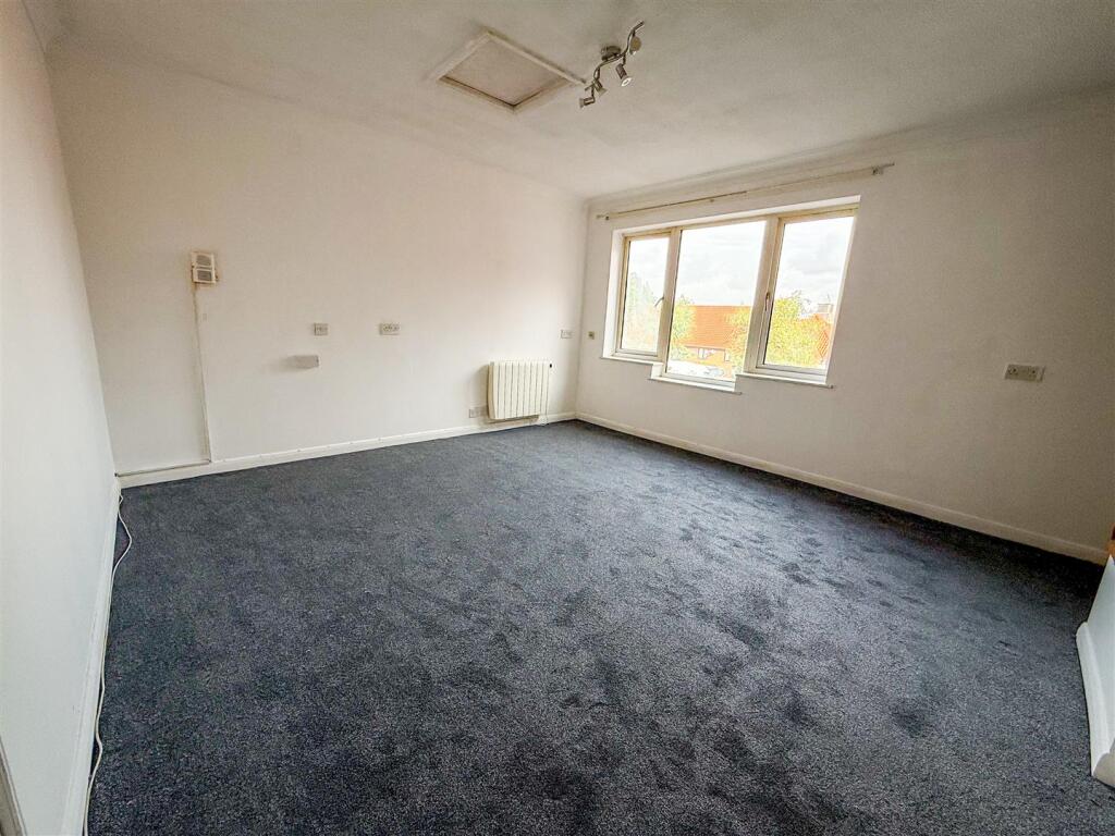 The Lodge, Hall Crescent, Holland-On-Sea photo 4