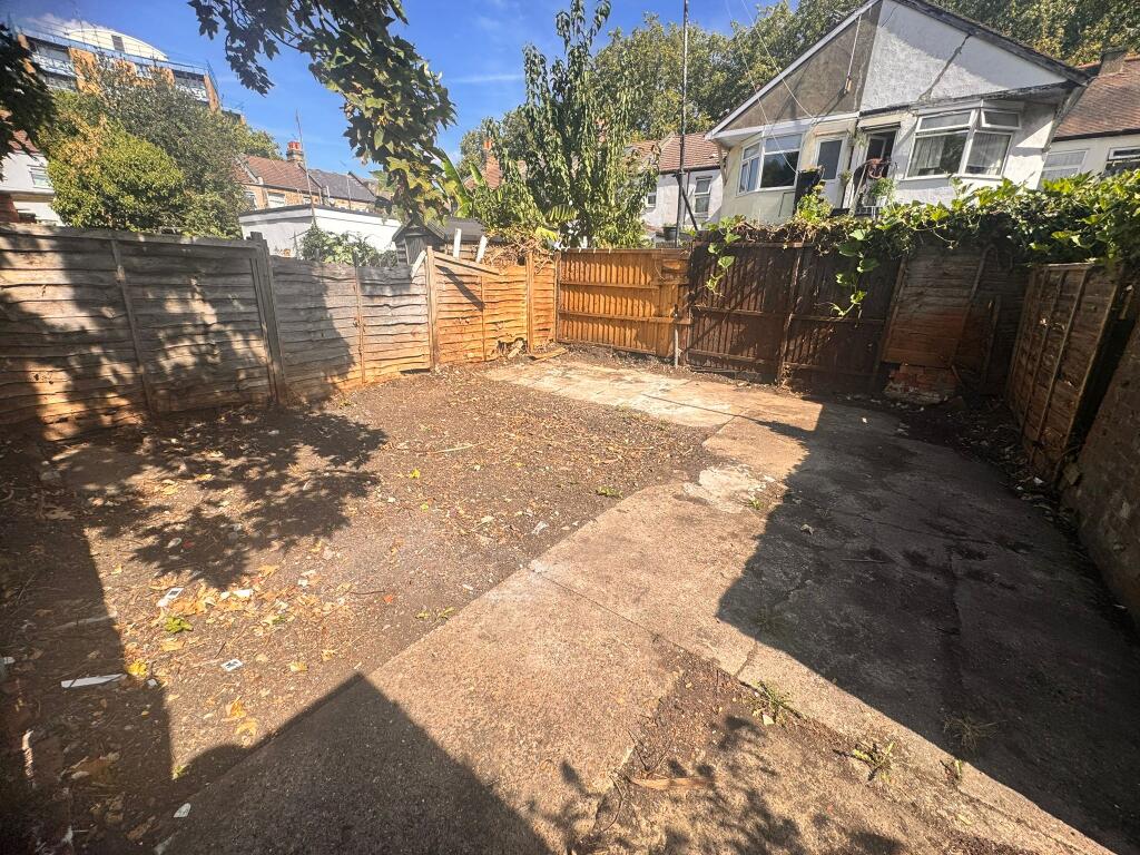 Apartment in London, Little Ilford - More