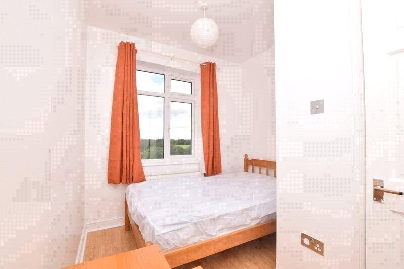 6 bedroom semi-detached house for rent