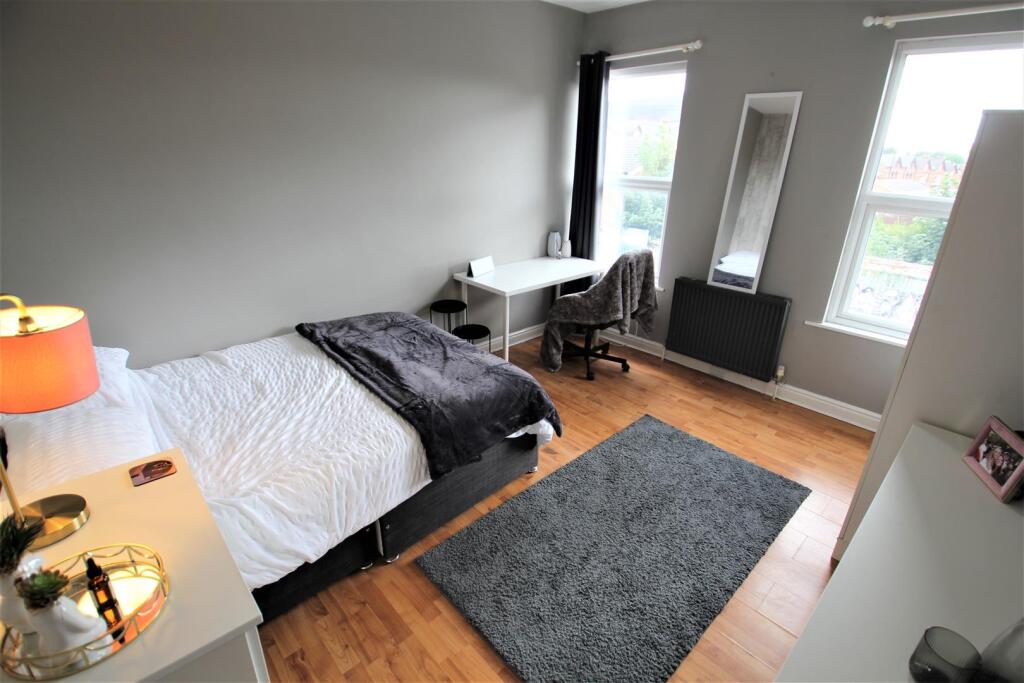 House in Leeds, West Yorkshire - View 3