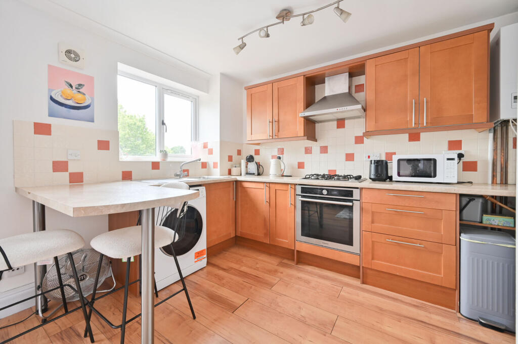 Apartment in Watford - View 5