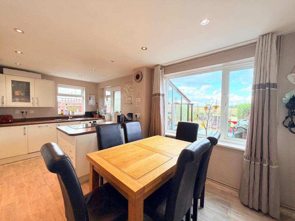 House in Milton Keynes, Deanshanger - More