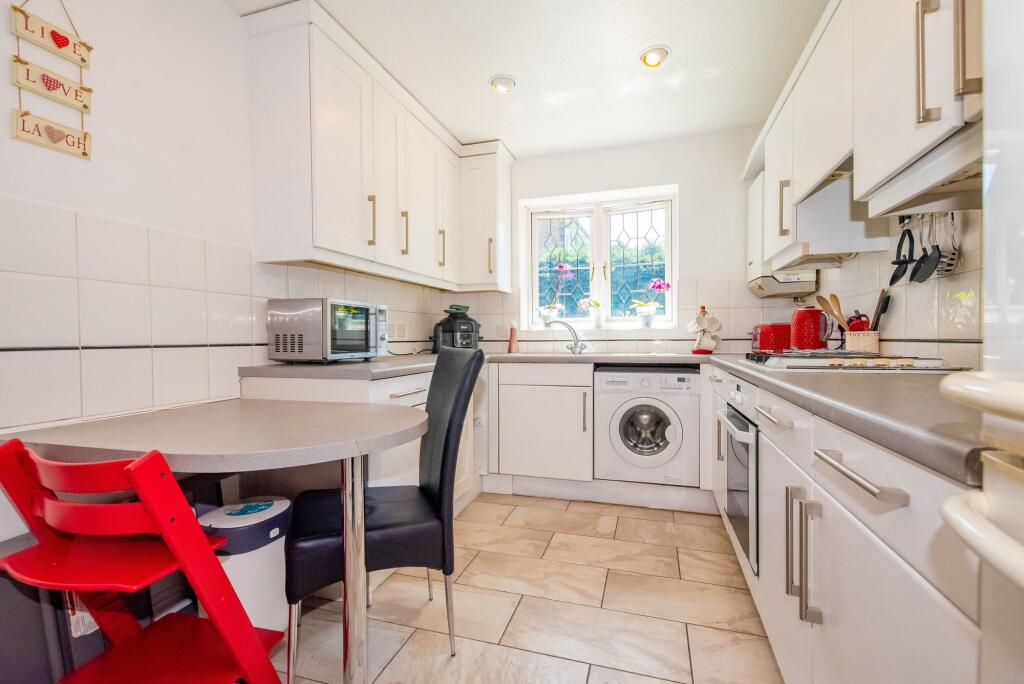 Baywood Close, Farnborough, GU14 photo 3
