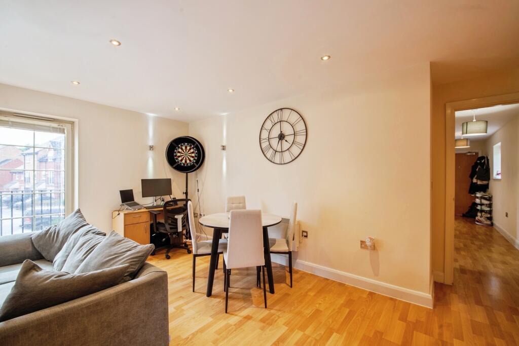 Apartment in Sheffield, South Yorkshire - More
