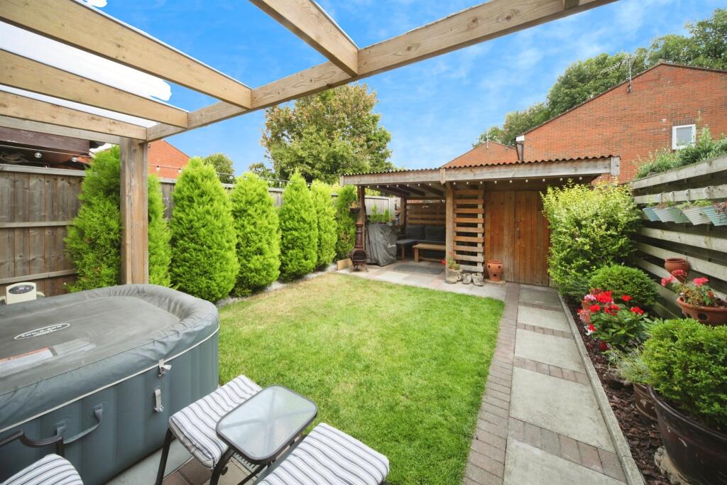 Brookfield Avenue, Houghton Regis, Dunstable photo 3