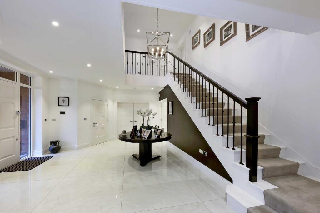 House in Knotty Green, Beaconsfield New Town, Beaconsfield - View 3