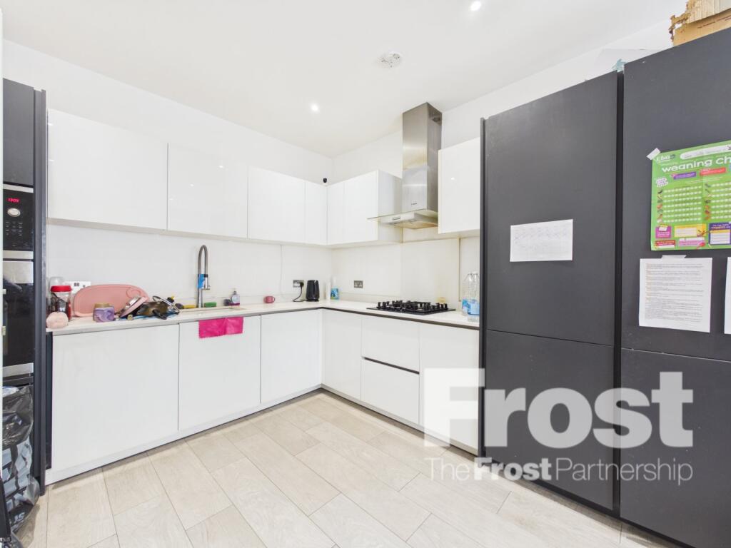 Main image of property: The Broadway, Farnham Common, Slough, Buckinghamshire, SL2