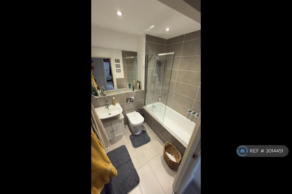 Apartment in Slough - View 5