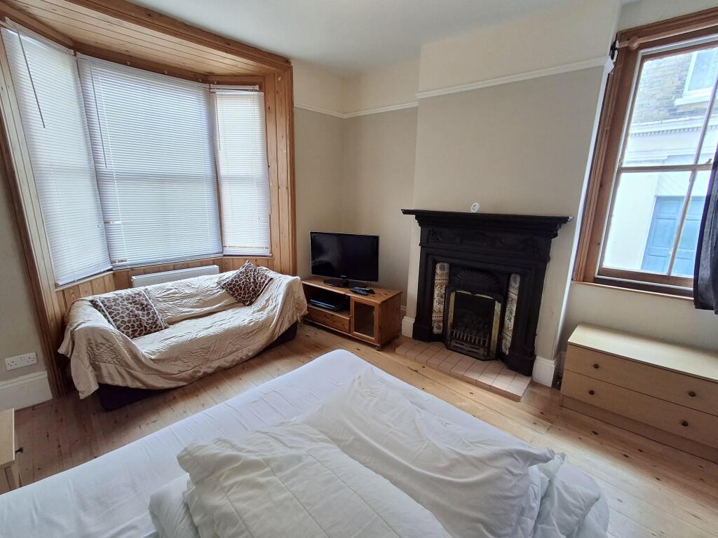 Apartment in Ryde, Pelhamfield - View 2