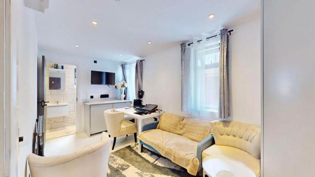 House in Southall - View 5