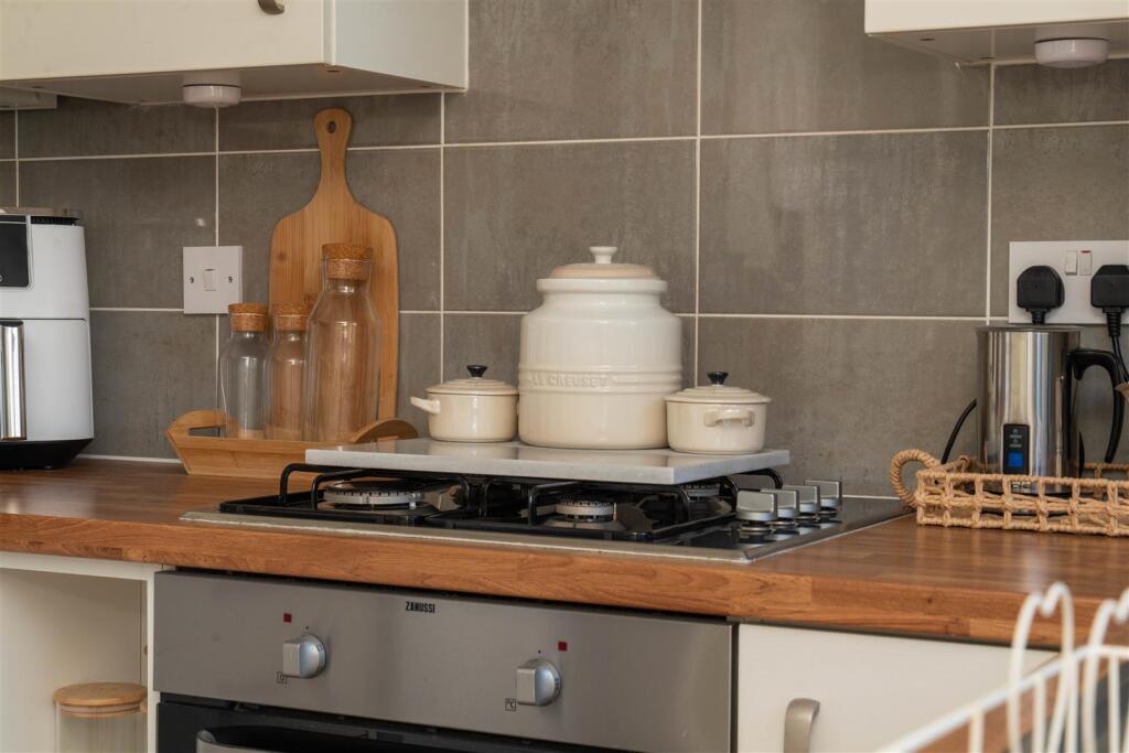 Cowlishall Drive, Old Tupton, Chesterfield, S42 6LT photo 3