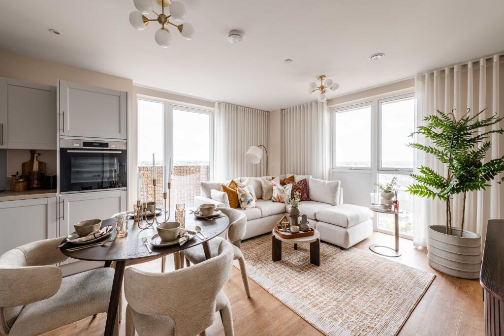 1-bed flat on Park Rise, Sunrise Avenue, Hornchurch, Havering, £377,500