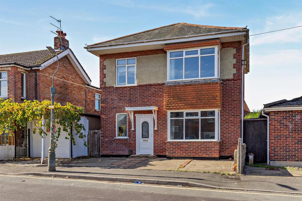 4-bed detached on Maple Road, Bournemouth, £290,000