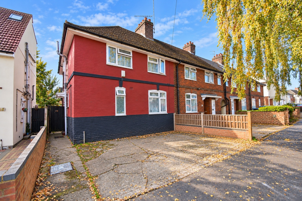 3-bed terraced on Selbourne Road, Luton, Bedfordshire, LU4 8LT, £340,000