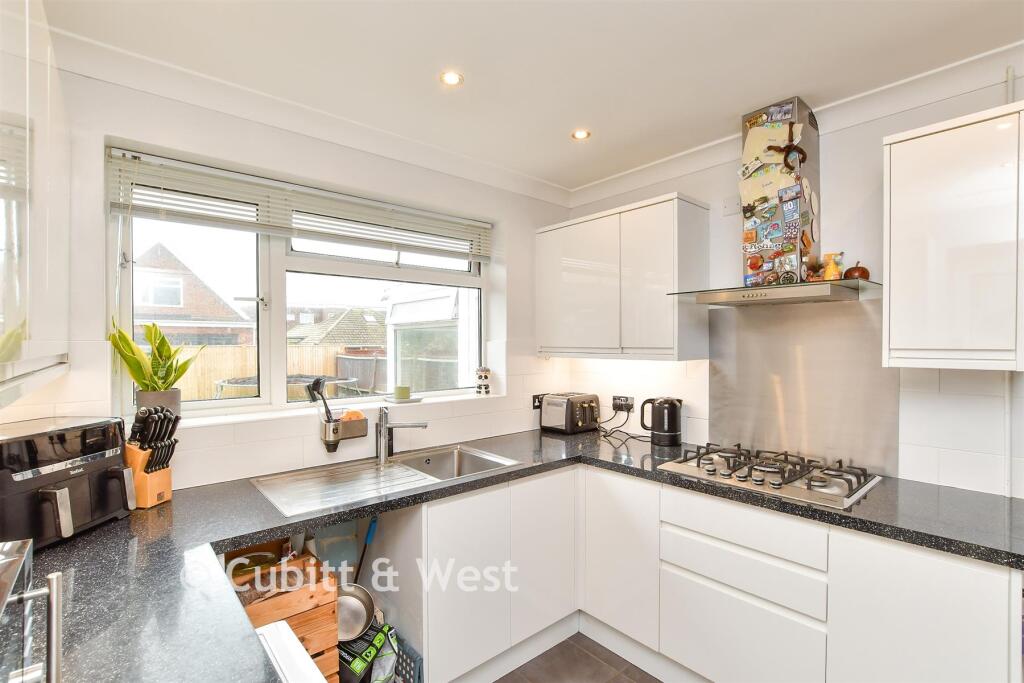 Hoddern Avenue, Peacehaven, East Sussex photo 4