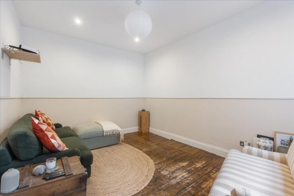 Apartment in London - View 5