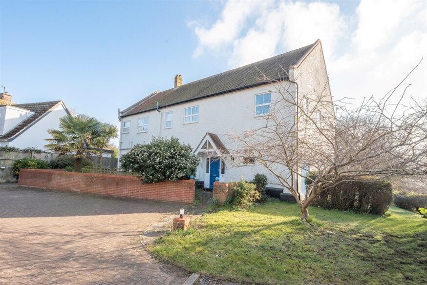 2-bed flat on Victoria Road, Aldeburgh, IP15, £315,000