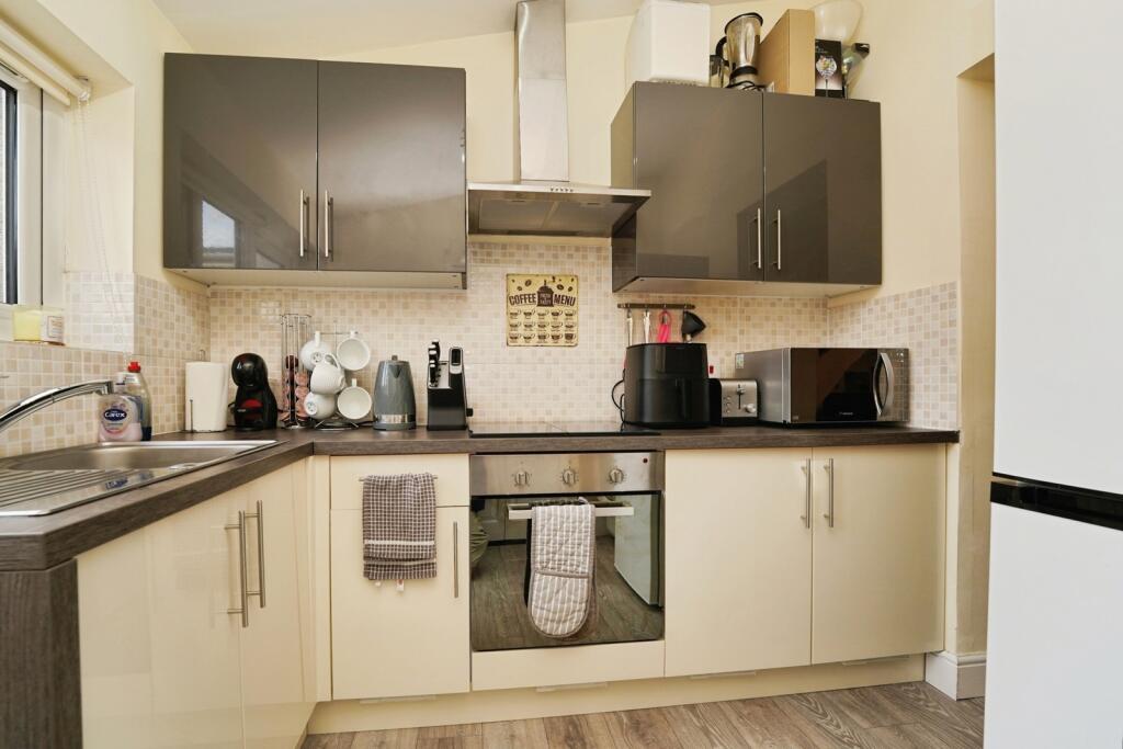 House in Gloucester, Linden - View 3