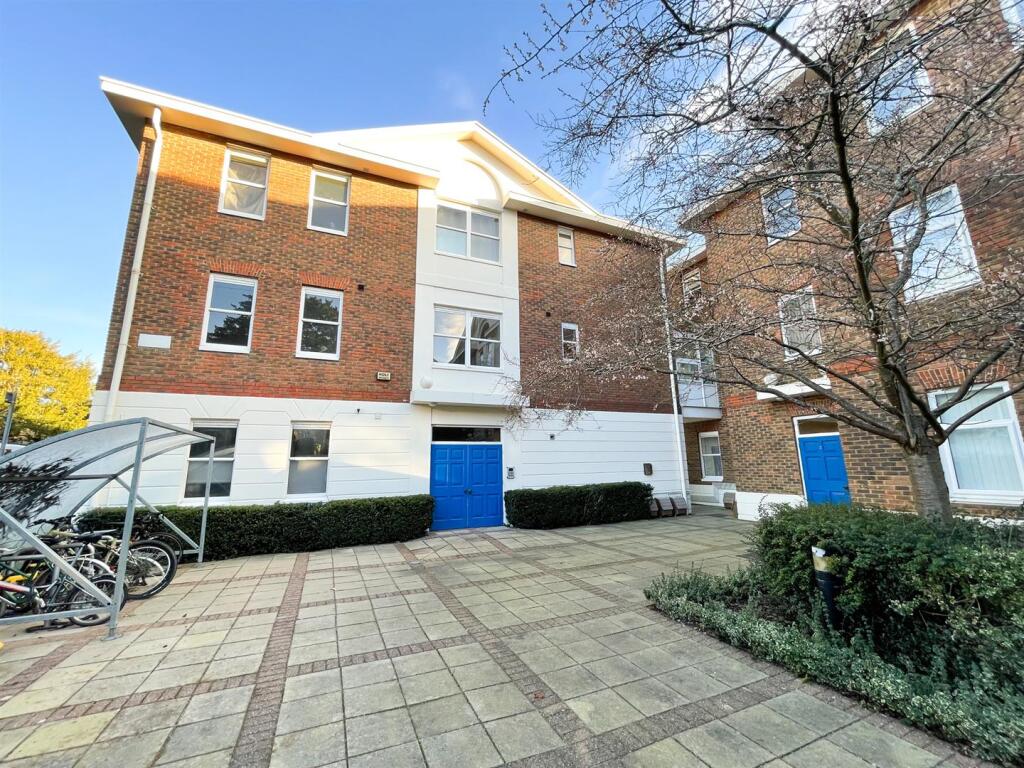 Main image of property: Heath Square, Haywards Heath RH16 1AT