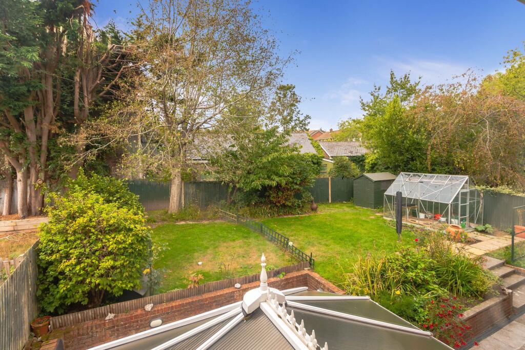 House in Uckfield - More