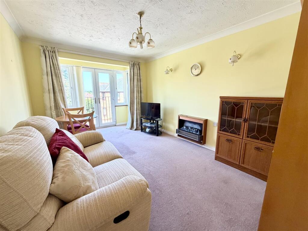 Apartment in Upton, Lytchett Minster and Upton - View 3