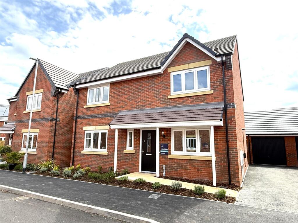 5-bed detached on Spitfire Road, Tatenhill DE13 9WT, £450,000