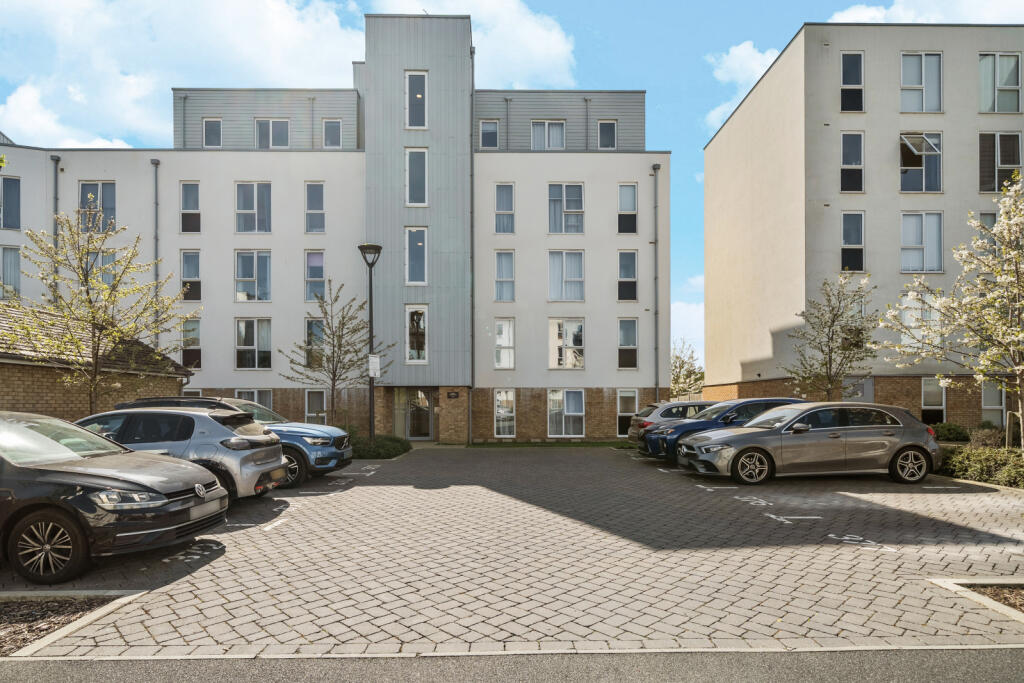 Apartment in Runnymede, Addlestone - View 2