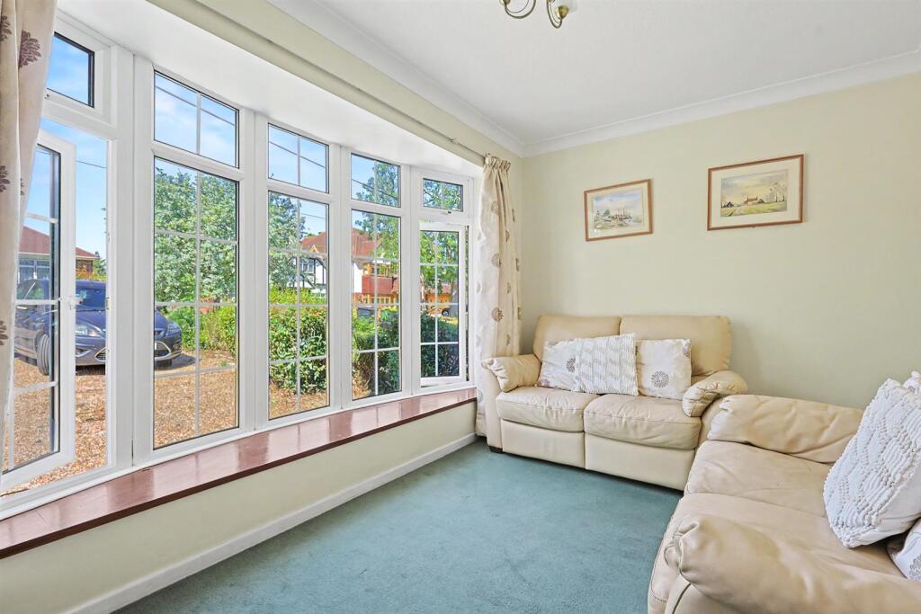 House in Rochford, Hockley - More