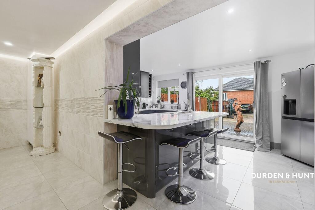 Latchford Place, Chigwell, IG7 - View 6