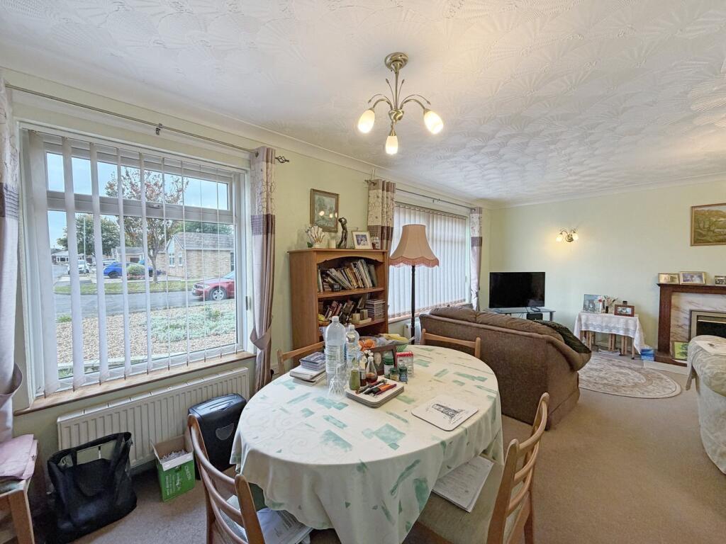 Springfield Avenue, Felixstowe, IP11 - More
