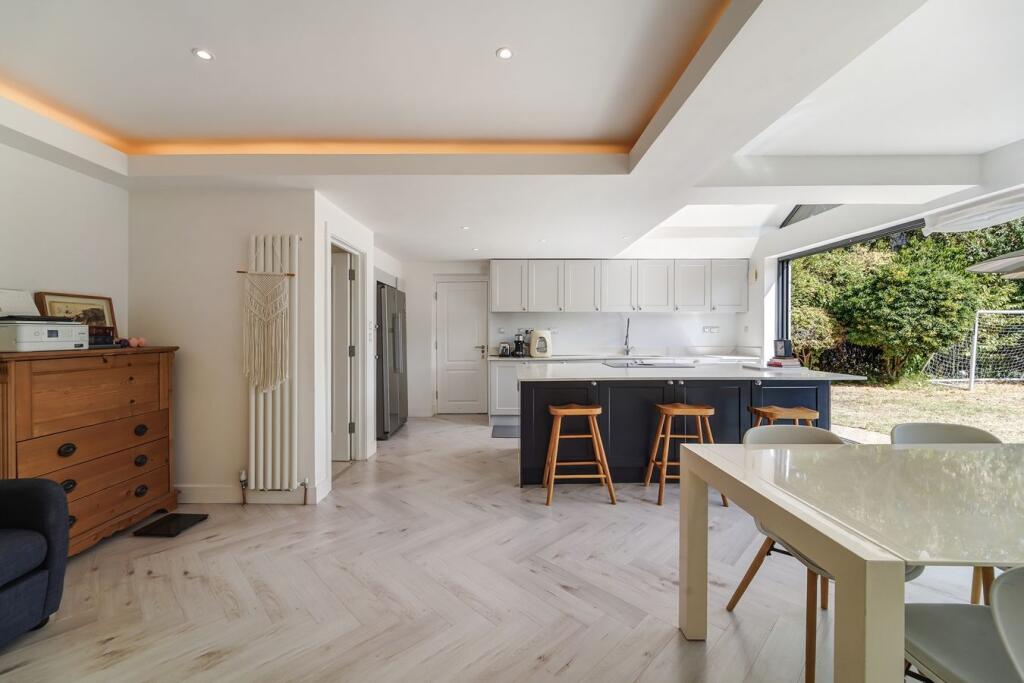 House in Walton-on-Thames, Surrey - View 4